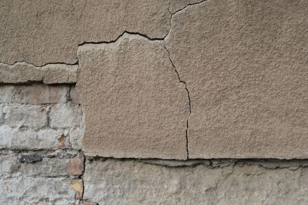 Top 5 signes d'avertissement des fissures structurelles dans un bâtiment